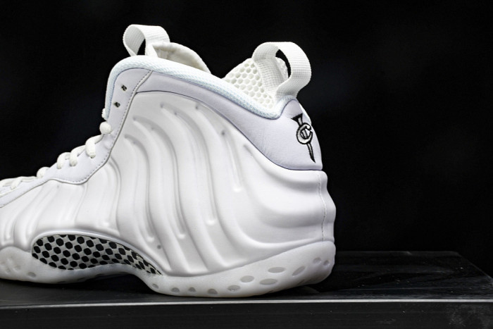 Nike Air Foamposite One “Triple White” HJ5195 100