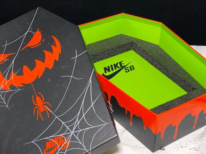 Nike SB Dunk Low Night of Mischief Halloween  BQ6817-006